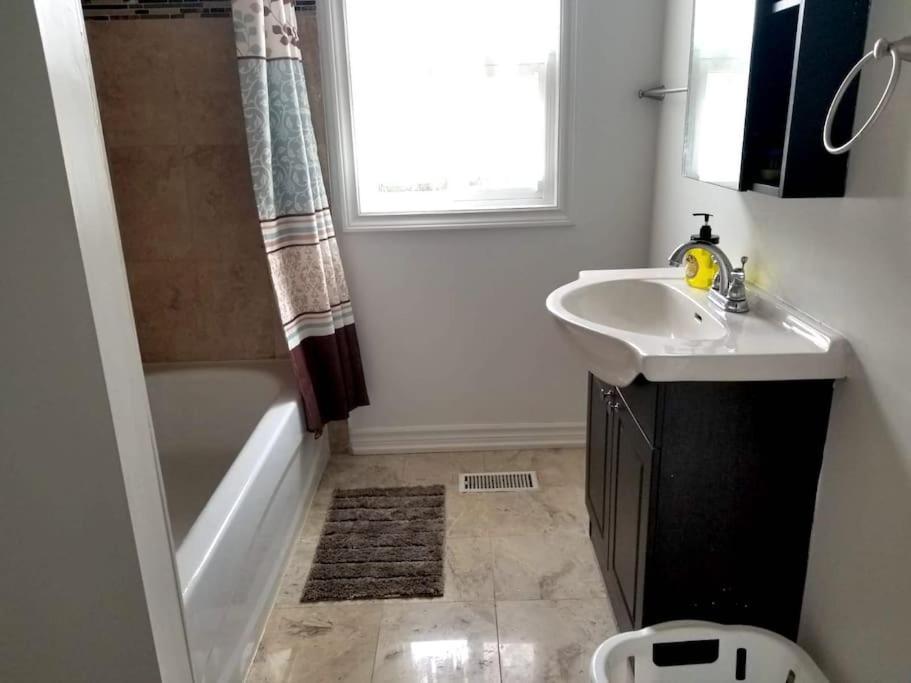 Spacious Mbr Near Kennedy Subway & Go Toronto Extérieur photo